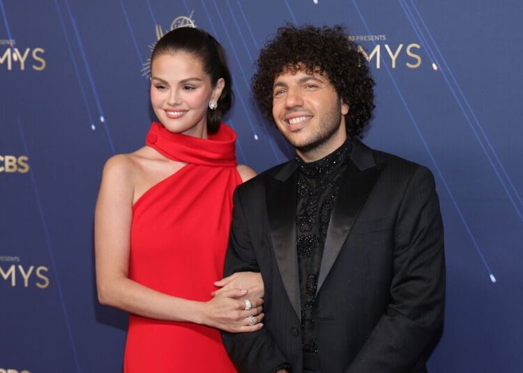 Selena Gomez 'catches' Martin Short texting Meryl Streep - Celebrity News - Entertainment
