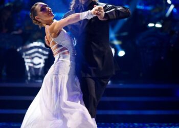Pete Wicks and Jowita Przystal dancing a tango