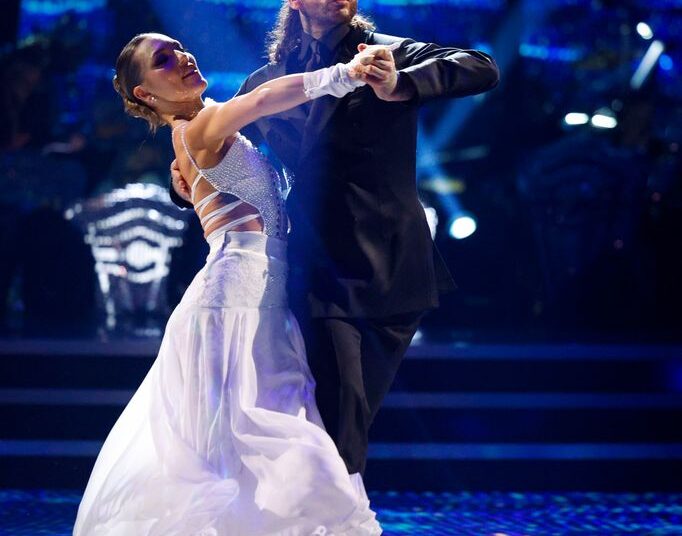 Pete Wicks and Jowita Przystal dancing a tango