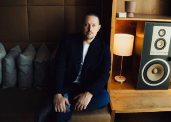 This photo provided by Hallwood shows British AI music creator Oliver McCann, on Aug. 7, 2025, in West Hollywood, Calif. (Hallwood via AP)