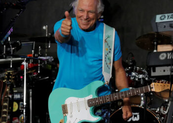 Singer Jimmy Buffett performs during NBC's 'Today' show Summer Concert Series in New York City, U.S., July 29, 2016. REUTERS/Brendan McDermid