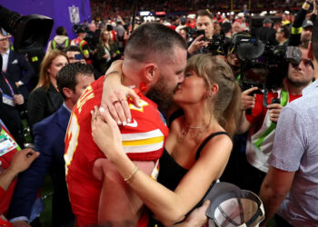 Travis Kelce and Taylor Swift embrace.