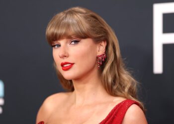 Taylor Swift Wears a Custom Bob Mackie Headpiece