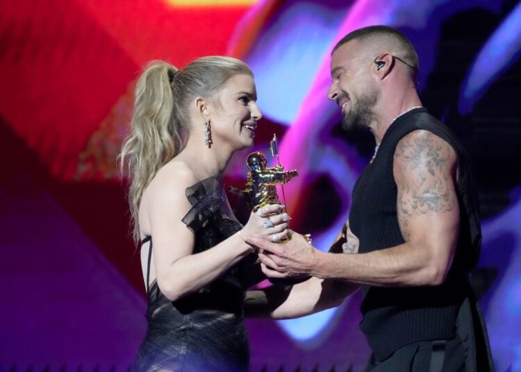 Jessica Simpson presents Ricky Martin with the "Latin Icon Award" during the 2025 MTV Video Music Awards