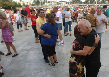 Charlie Eaton of West Palm Beach (r) and Maryland Silk dance to the tunes of Neil Diamond performed by Rob Garrett during a Sunday on the Waterfront concert in downtown West Palm Beach in 2012.