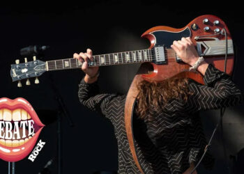Greta Van Fleet's Jake Kiszka played a Gibson SG behind his head.
