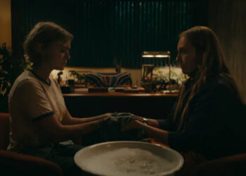 Alyvia Alyn Lind as Leila and Toni Collette as Evelyn Wade in episode 104 of Wayward