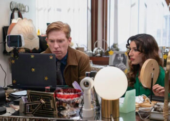 Domhnall Gleeson as Ned, Sabrina Impacciatore as Esmeralda in 'The Paper'