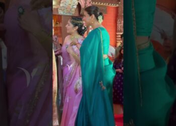 Kajol Fun Gossip Time at Durga Puja 😀 #kajoldevgan #funnyshorts #ytshorts #trending #shorts