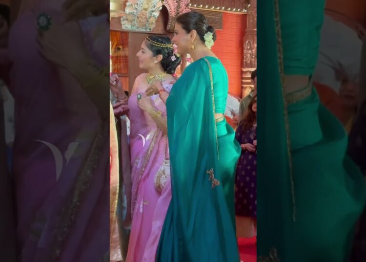 Kajol Fun Gossip Time at Durga Puja 😀 #kajoldevgan #funnyshorts #ytshorts #trending #shorts
