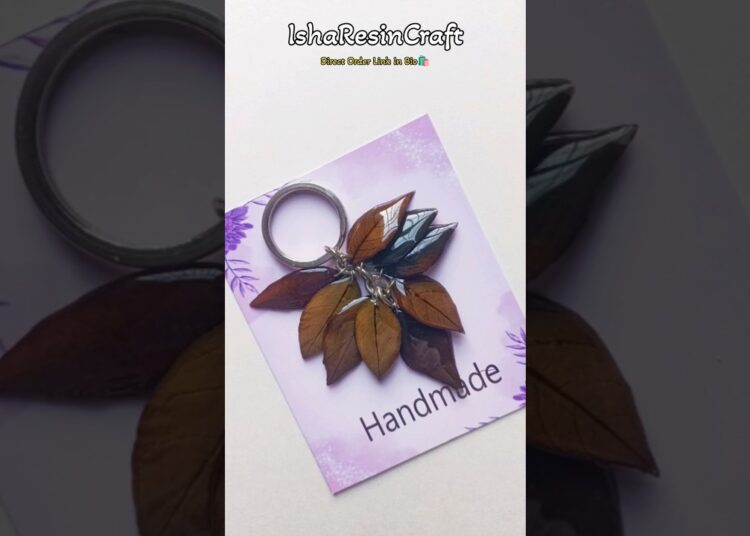 🍃Handmade Resin Leaf Keychain | Real Leaf Resin Art😍|#shorts #viral#resin #keychain#diy#trending