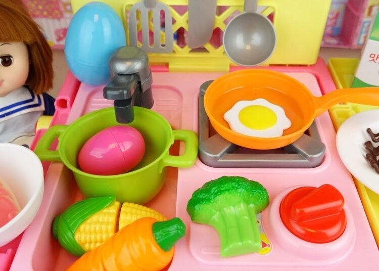 Kitchen cart and Baby Doll toys surprise eggs baby doli play