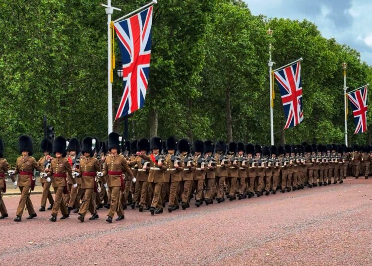Hundreds of Royal Guards March in Perfect Formation Along The Mall 🇬🇧