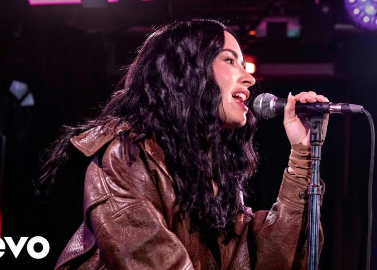 Demi Lovato – Disease/Perfect Celebrity (Lady Gaga cover) in the Live Lounge