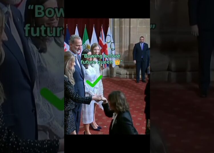 💥she is bowing, everyone but…look/Royal family of Spain#royal#leonor#sofia#queen#newshort.