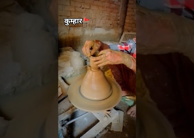 कुम्हार है हम🚩 #potterymaker #prajapaticreation #creativeclayideas #indianpottery #artist #shorts