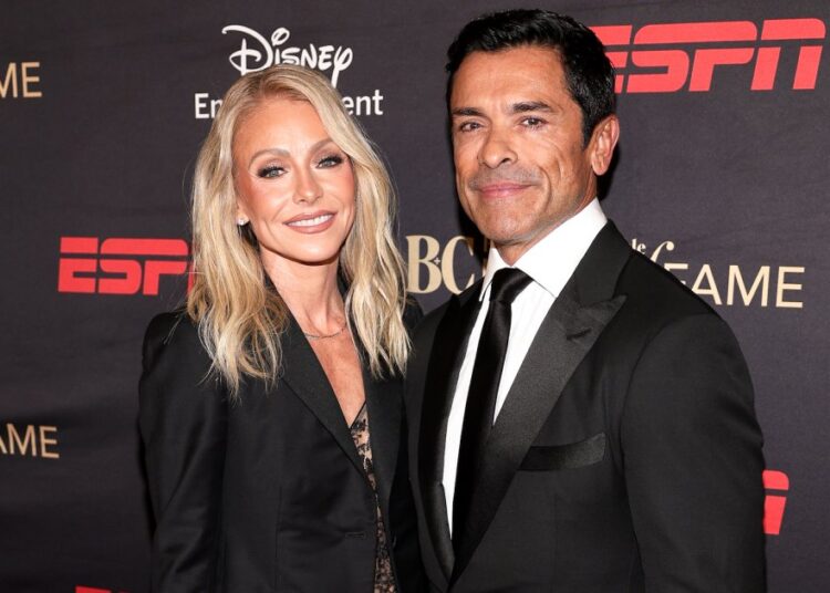 5 Articles on Kelly Ripa and Mark Consuelos' Dynamic Lives