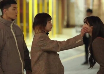Park Sae-ro-yi (Park Seo-joon) warches Jo Yi-seo (Kim Da-mi) cover the mouth of Oh Soo-ah (Kwon Nara) in Itaewon Class
