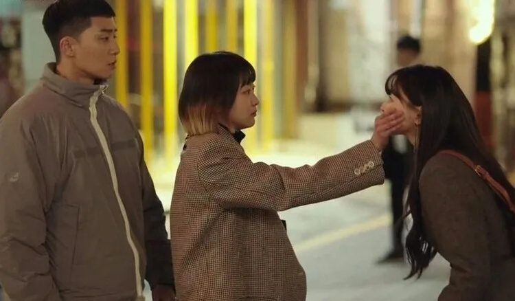 Park Sae-ro-yi (Park Seo-joon) warches Jo Yi-seo (Kim Da-mi) cover the mouth of Oh Soo-ah (Kwon Nara) in Itaewon Class