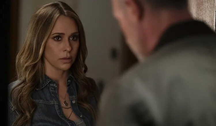 Jennifer Love Hewitt as Julie looking worried in I Know What You Did Last Summer (2025)
