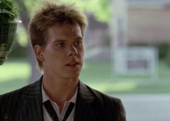 Kevin Bacon as Ren McCormack wearing a suit in Footloose (1984)