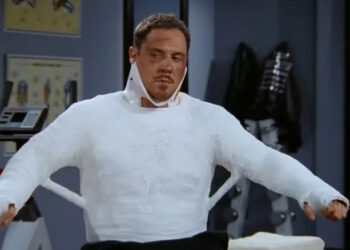 Pete Becker in a body cast on Friends