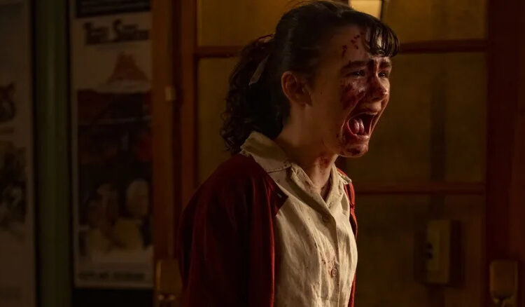 Clara Stack as  Lilly Bainbridge screaming and covered in blood in It: Welcome to Derry