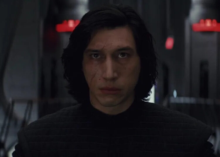 A solemn Kylo Ren without his helmet stands before Snoke in The Last JEdi