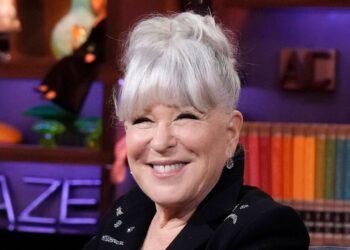 Bette Midler 'crying with laughter' with Diane Keaton - Celebrity News - Entertainment