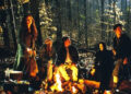 Erica, Tristen, Stephen, Kim, and Jeff sitting around the camp fire in Book of Shadows: Blair Witch 2