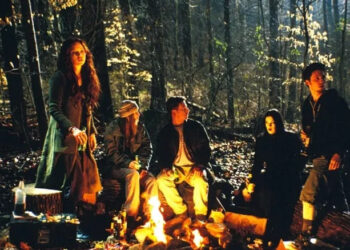 Erica, Tristen, Stephen, Kim, and Jeff sitting around the camp fire in Book of Shadows: Blair Witch 2