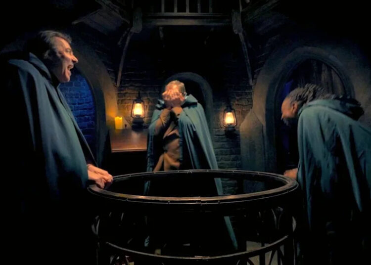 celebrity traitors jonathan ross, alan carr, cat burns all in their green cloaks in the traitors turret