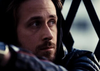 Ryan Gosling as Dean Pereira wearing a hoodie in Blue Valentine