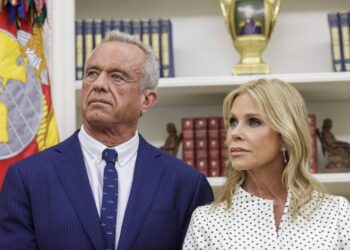 Cheryl Hines Opens Up About the ‘Rift’ in Kennedy Family Following Husband RFK Jr.’s HHS Appointment – Globe Magazine