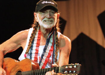 Photo by Brett Coomer&sol;Special to The Chronicle&rpar; HOUCHRON CAPTION &lpar;08&sol;14&sol;2000&rpar;&colon; Willie Nelson takes the stage of A&E's Live by Request tonight&period; &lpar;Photo by Brett Coomer&sol;Houston Chronicle