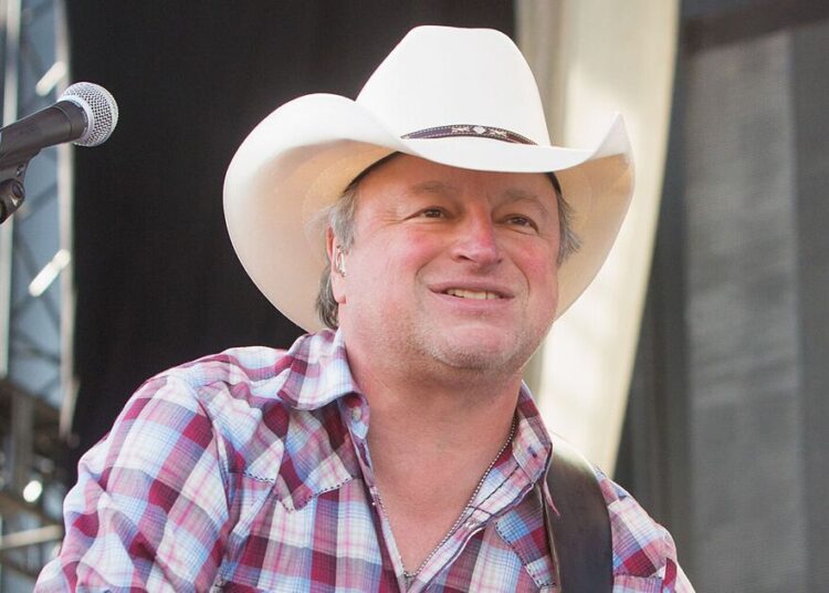Country music legend rushed to hospital moments before performance - Celebrity News - Entertainment