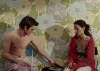 Josh Hartnett as Slevin Kelevra and Lucy Liu as Lindsey sitting by the phone and staring at it in Lucky Number Slevin