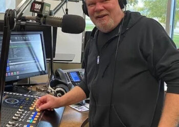 Y100 midday personality and brand manager Dan Stone will sign off from the Green Bay country station for the final time on Oct. 23. After 34 years with Midwest Communications, including a long run at its Top 40 station WIXX-FM, Stone is retiring from full-time radio.
