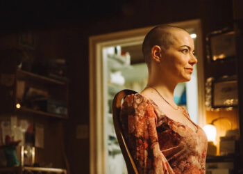 MCDBUGO_UC006 Did Emma Stone Shave Her Head for Bugonia? Hair Transformation Explained