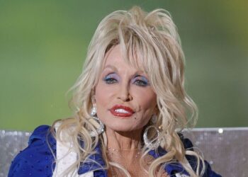 Dolly Parton's sister speaks out after worrying health news - Celebrity News - Entertainment