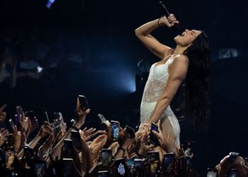 Dua Lipa surprises fans by singing a No Doubt duet with her 'favorite artist' Gwen Stefani