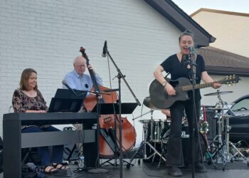 East Nashville church hosts live music event to raise food donations for school kids in need
