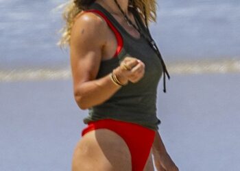 Elsa Pataky enjoys a beach day with her friends in Byron Bay, Australia