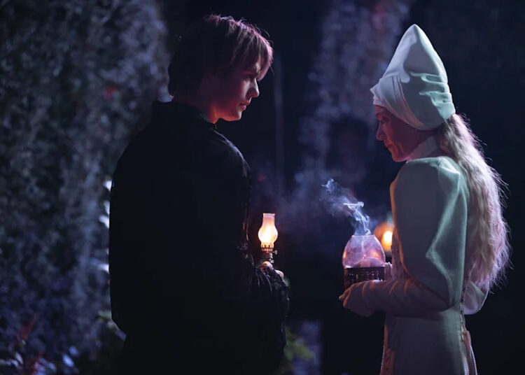 Come hither: Nicholas Galatzine and Maika Monroe