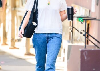 Jennifer Lawrence dressed up her seemingly simple outfit with fall's suede bag trend