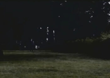 One of the many appearances of 'The Operator' the creature which stalks the main characters, in the webseries Marble Hornets. <p><a href="https://www.youtube.com/playlist?list=PLxhDUnGYmm2WhC4MQx3tixIpPPphnGEXq" rel="nofollow noopener" target="_blank" data-ylk="slk:Marble Hornets;elm:context_link;itc:0;sec:content-canvas" class="link ">Marble Hornets</a></p>