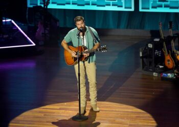 From 'Bar None’ to ‘Mess with Missing You’: Jordan Davis Breaks Down His Latest Songs on Backstage Country