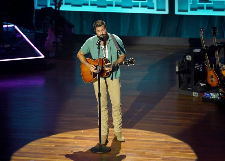 From 'Bar None’ to ‘Mess with Missing You’: Jordan Davis Breaks Down His Latest Songs on Backstage Country