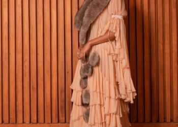 Before the runway, Bryant posed for photographers and showcased her stunning ensemble.