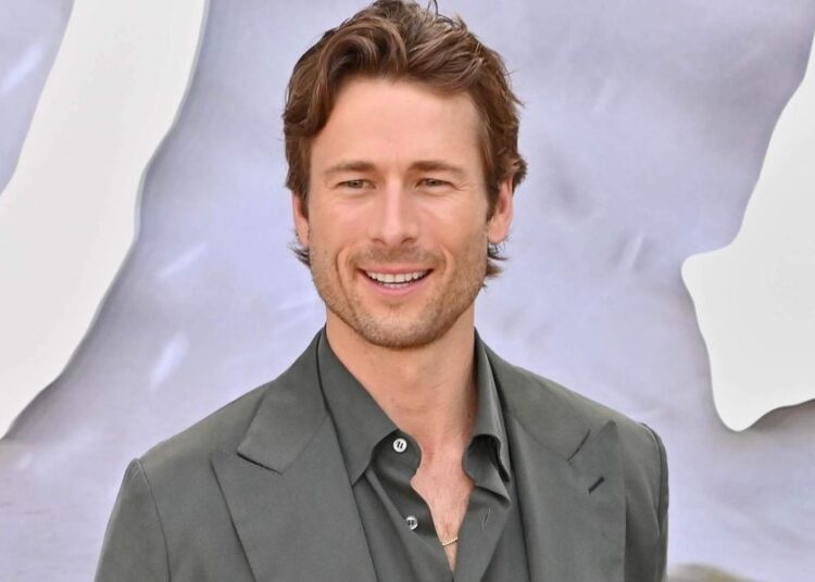Glen Powell strips down in sexy birthday selfie on set
